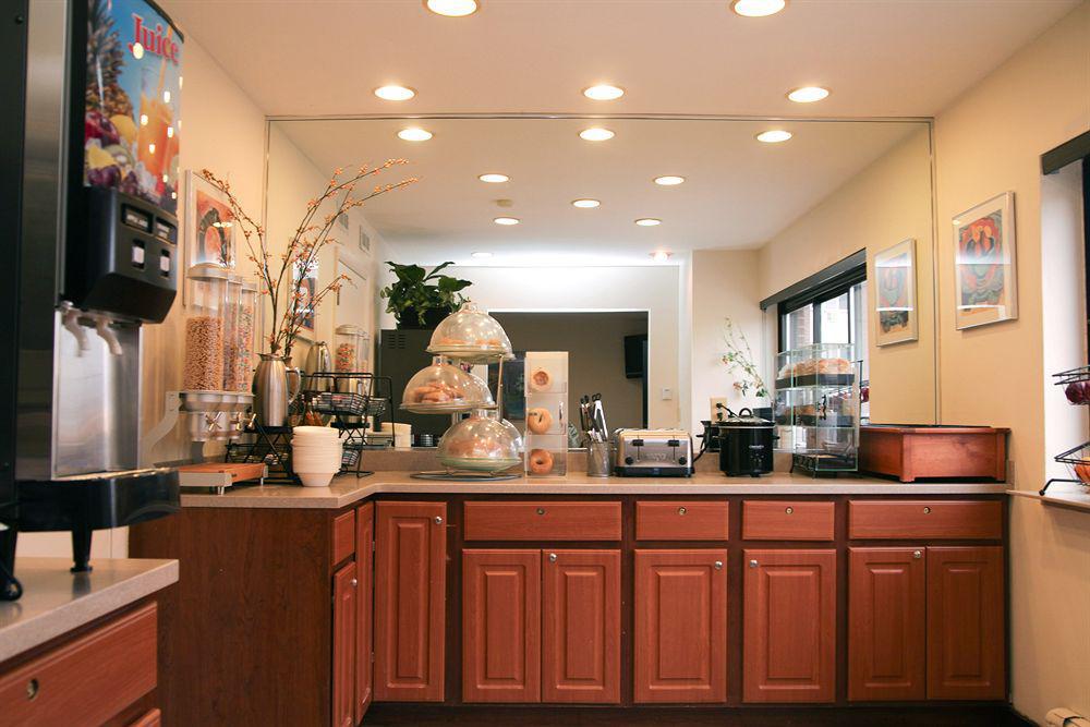 Best Western Plus Milwaukee West Restoran gambar